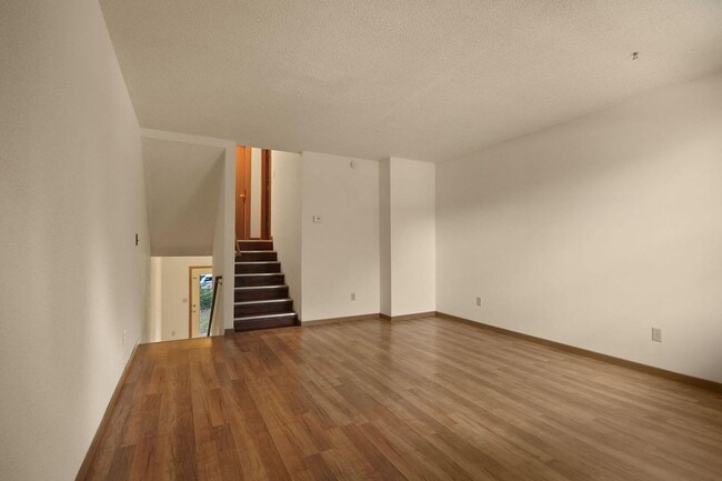 Building Photo - 3 Bed 2 Bath unit Close to Downtown