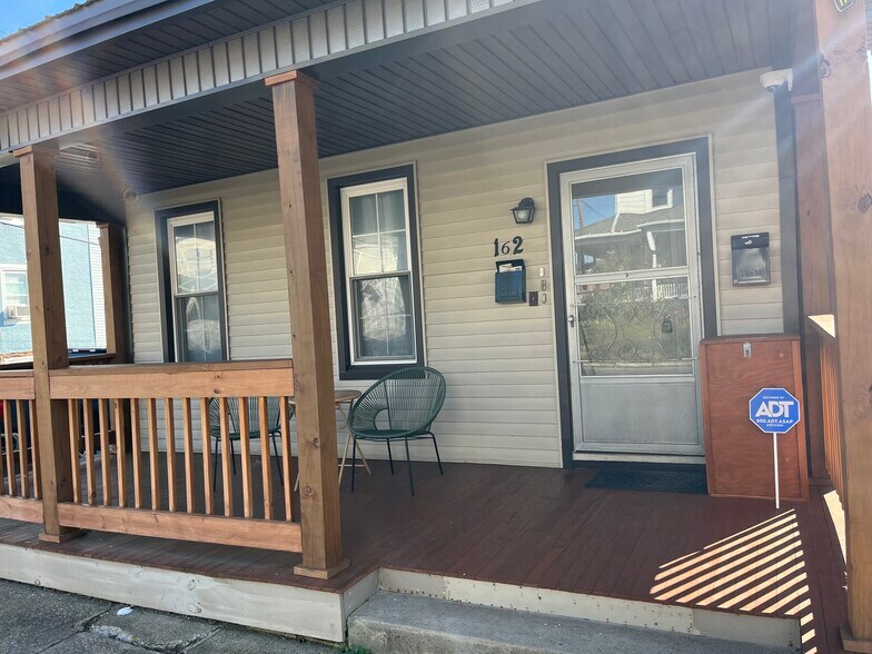 Building Photo - 162-201 E Front St