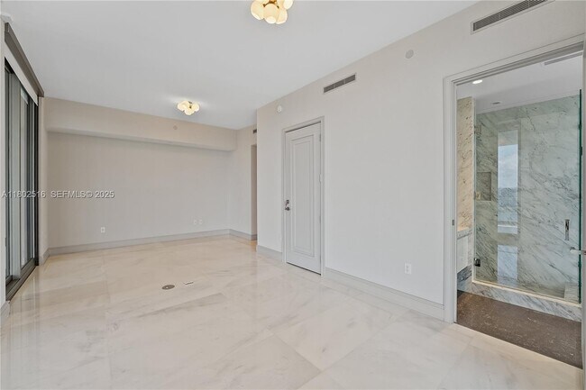 Building Photo - 17901 Collins Ave