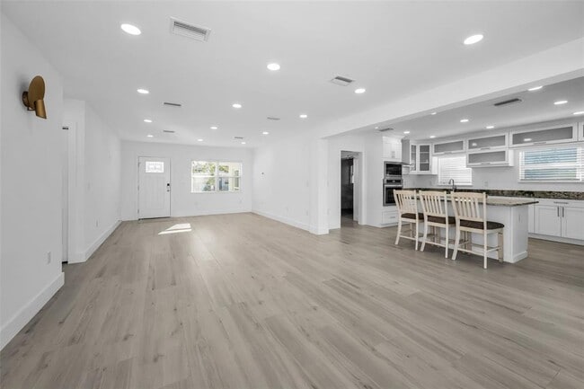 Building Photo - 14125 N Bayshore Dr