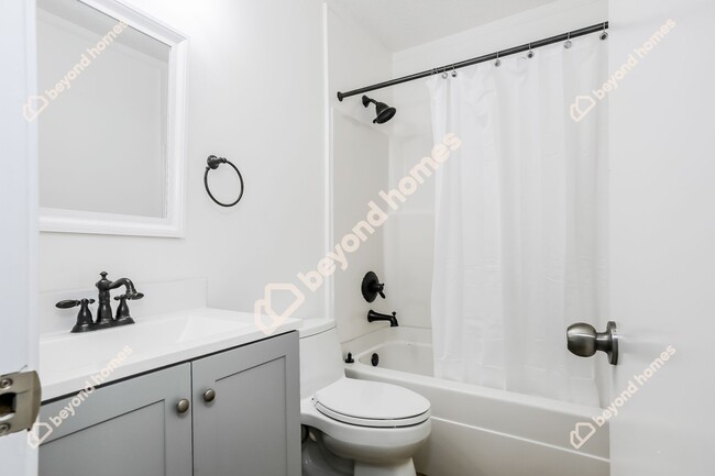 Building Photo - Beautiful 3 Bedroom 2 Bathroom House - Rea...