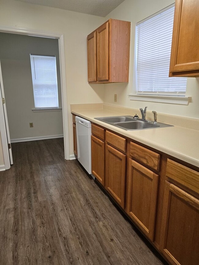 Building Photo - Townhome