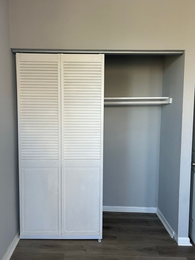 Building Photo - Recently Renovated 1 Bedroom Apartment -- Ready For Move-In!