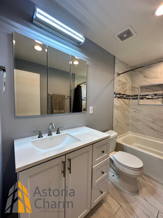 Building Photo - Spacious 4 Bedroom + Den Home with Private...