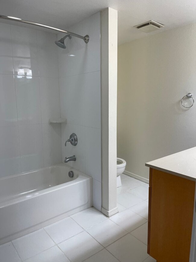 Building Photo - Spacious 2br with additional room in The M...