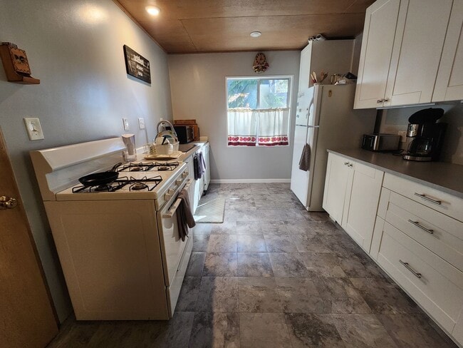 Building Photo - SKI LEASE: Close to Bus Line, Full Kitchen...