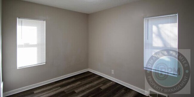 Building Photo - Updated Duplex Near Downtown! - 2 Bed / 1 Bath / 800SF