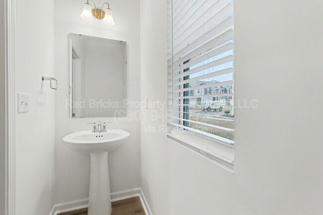 Building Photo - 760 Kitfox Dr NW