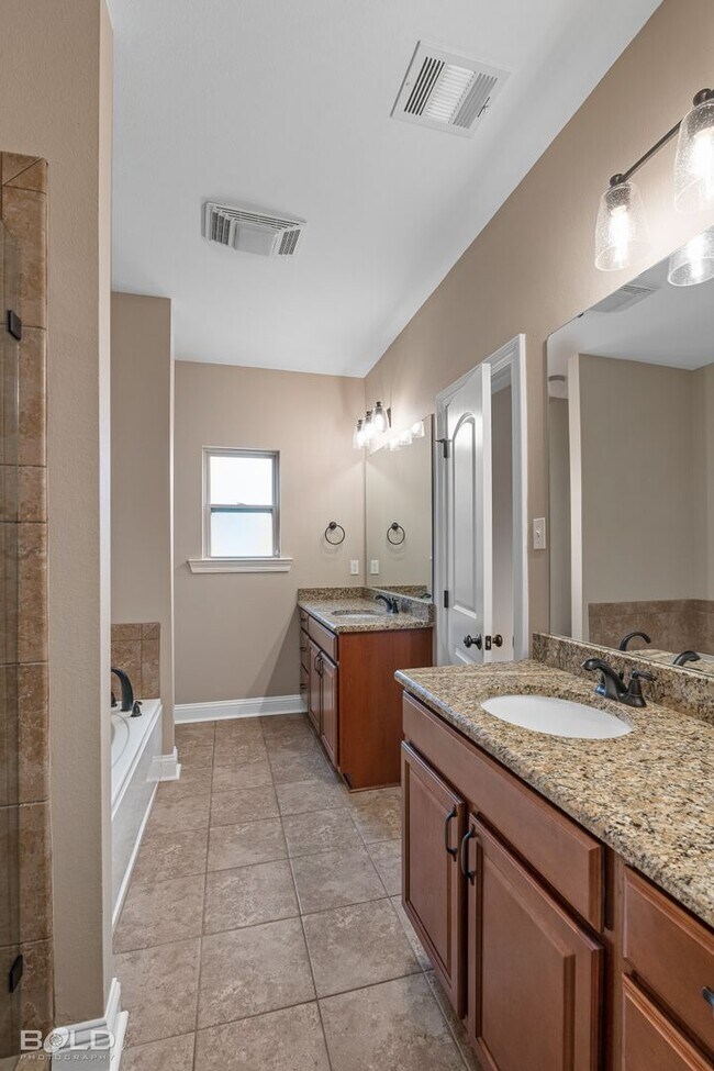 Building Photo - 3 Bedroom 2 Bath in Cypress Bend