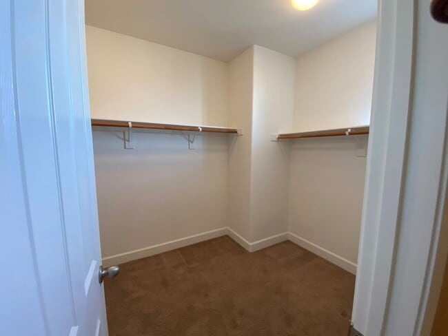 Building Photo - Beautiful Condominum Across From Great Pub...