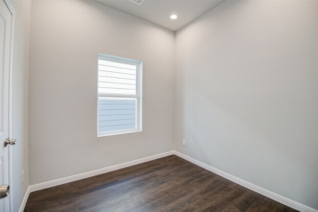 Building Photo - 4945 Ambient Dr