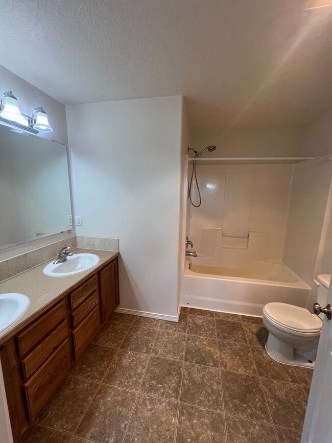 Building Photo - 3-bedroom 2-1/2 bathroom home in Eugene