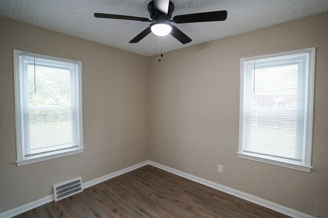 Building Photo - This beautifully updated 2-bedroom, 1-bath...
