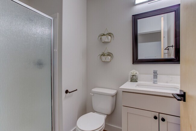 Building Photo - Luxury top floor 2bd in the heart of Sellw...
