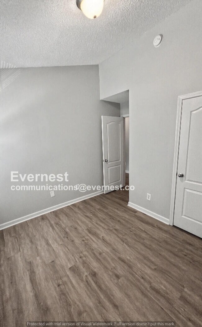 Building Photo - 3 Bed, 2.5 Bath Home with Modern Comforts / Pet-Friendly / Available Now!