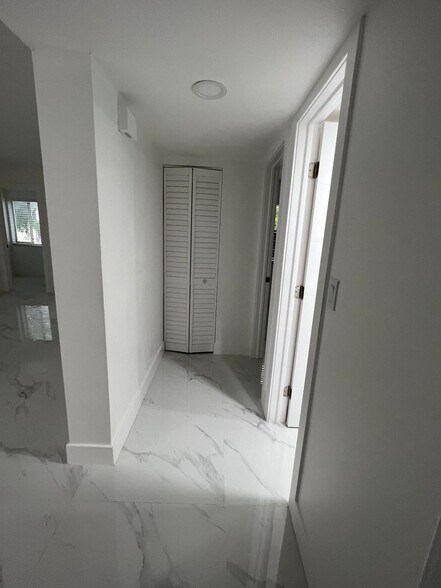 Building Photo - 505 Gardens Dr