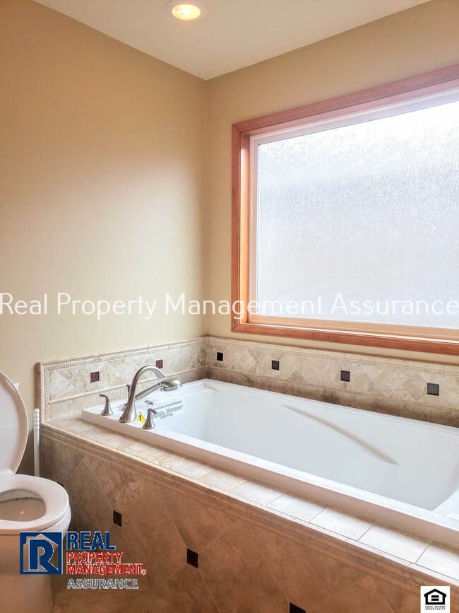 Building Photo - 15590 SW Tanager Dr