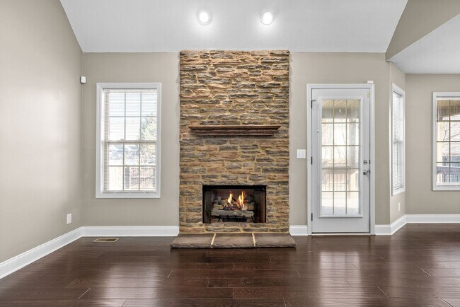 Building Photo - Three Bedroom with Bonus in Franklin Meadows!