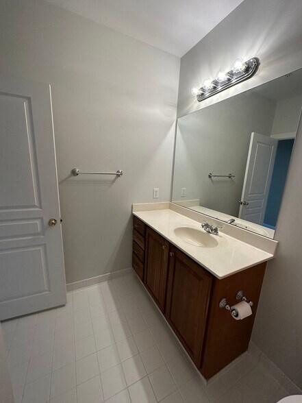 Second Bath - 432 Glencrest Pl