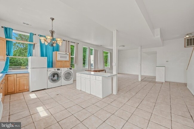 Building Photo - 856 Spriggs Rd