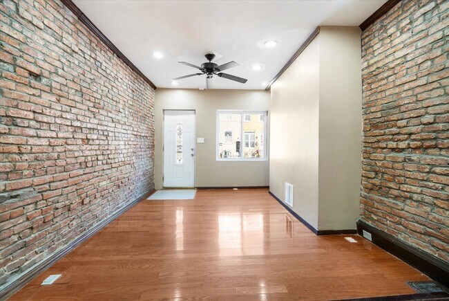 Building Photo - 424 S Eden St