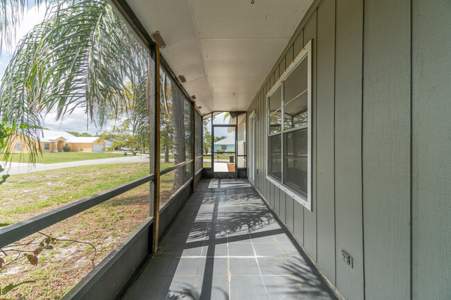 Building Photo - 602 SE Ridgely Ave