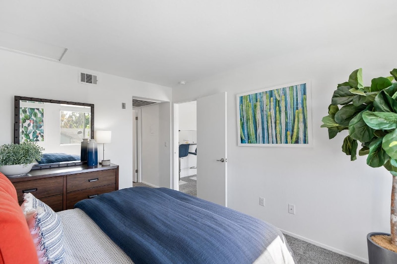 Building Photo - 805 E Orangewood Ave