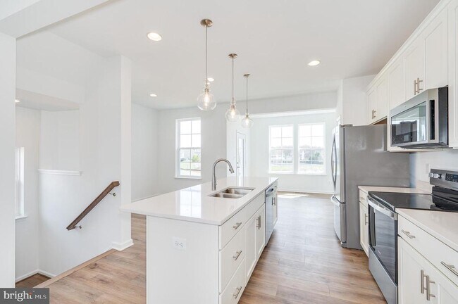 Building Photo - 301 Hillsdale Pl