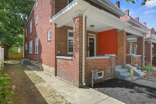 Building Photo - Charming 3 Bedroom 1.5 Bathroom Located in Uptown Harrisburg!