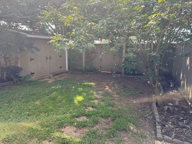Building Photo - freshly paint 3 bed 2 bath townhome