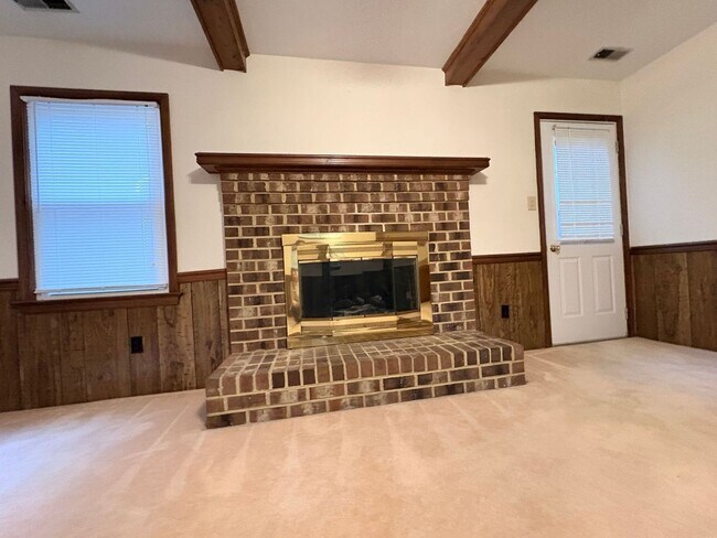 Building Photo - 3 BED / 2 BATH SINGLE FAMILY