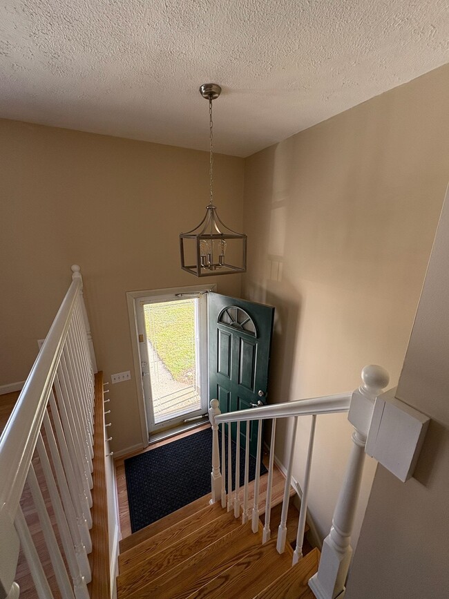 Building Photo - 15 Kingston Dr