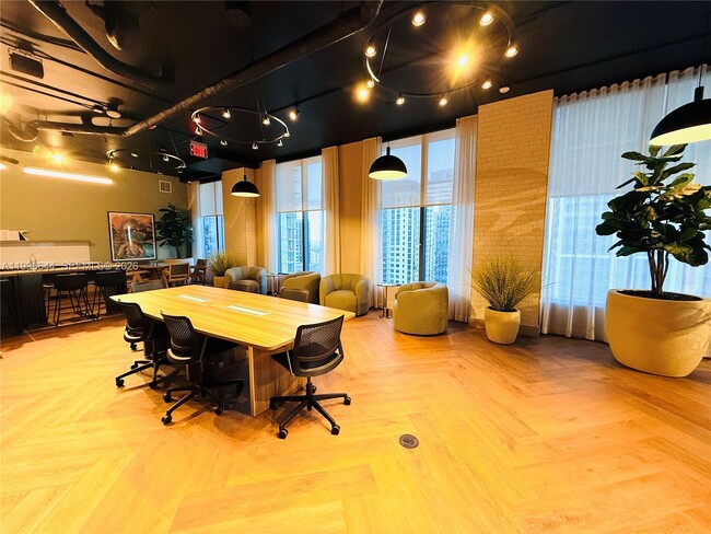 Building Photo - 121 NE 5th St