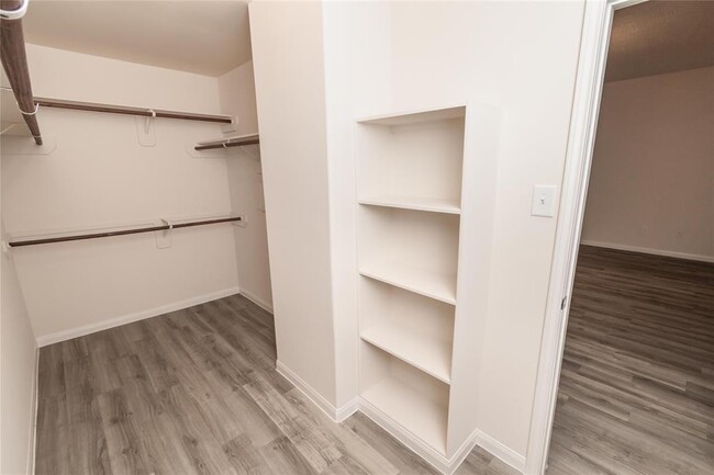 Building Photo - 6247 Brenwood Cir