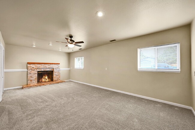 Building Photo - $2,095, 3 bed, 2 bath, located in Colorado...