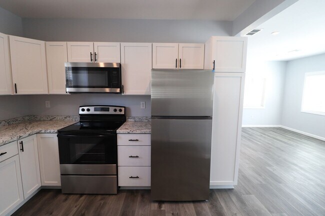Building Photo - Complete remodel ready for rent!