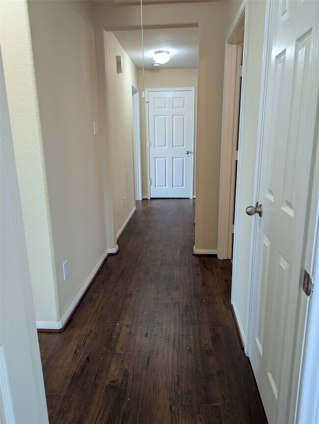 Building Photo - 1127 Honeysuckle Vine Dr