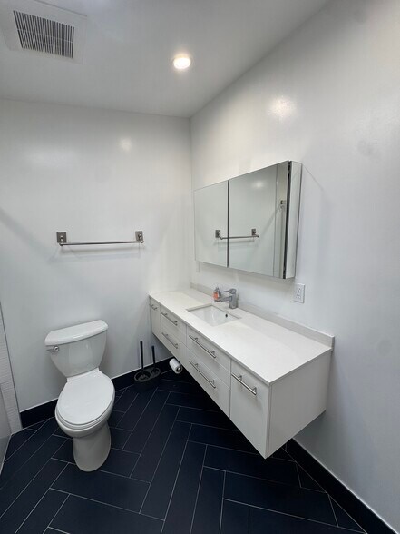 Building Photo - 6439 1/2 Graves Ave