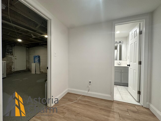 Building Photo - 3 Bedroom or 2 Bedroom with Den featuring Fenced Yard and Updated Kitchen