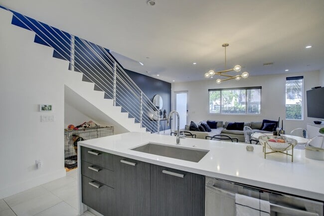 Building Photo - 1045 NE 18th Ave