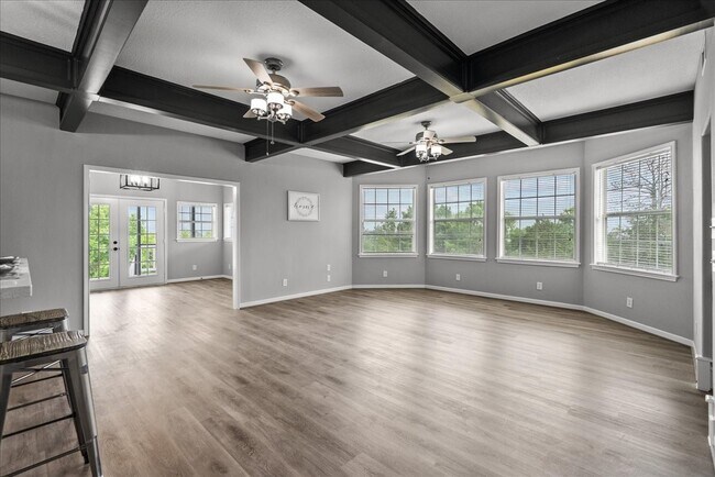 Building Photo - 401 Paradise Dr