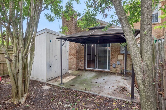 Building Photo - Move In Ready Brick Ranch in VB!