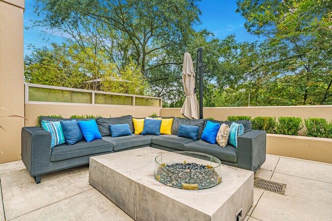 Building Photo - 905 Juniper St NE