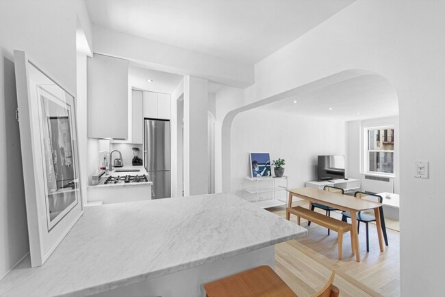 Building Photo - 210-218 W 19th St