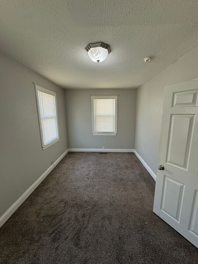 Building Photo - Duplex - Next to Drury University