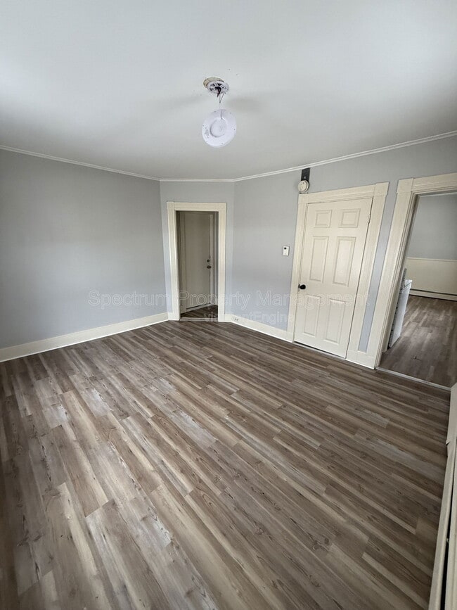 Building Photo - 2 Front Pl