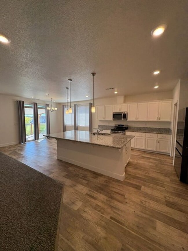 Building Photo - Spacious Four Bedroom off the Golf Course in Fernley