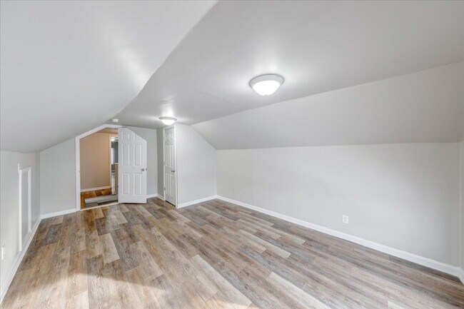 Building Photo - 1015 S Sheffield Ave