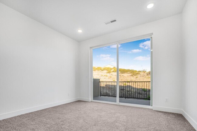 Building Photo - HURRICANE TOWNHOME - END UNIT
