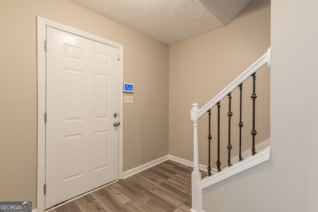 Building Photo - 5895 Hampton Ct